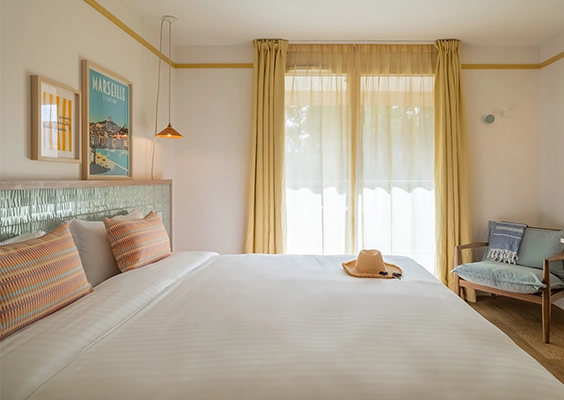 Soléo Prado, chambre à Marseille avec lit double et grande fenêtre, lumineuse près de la place Castellane.