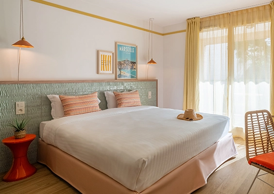 Soléo Prado, chambre à Marseille avec lit double et grande fenêtre, lumineuse près de la place Castellane.