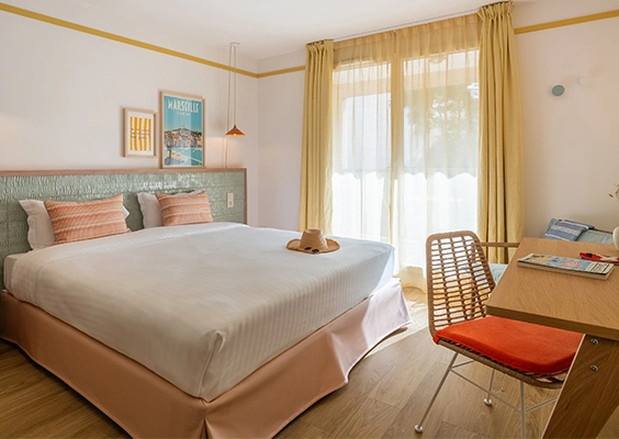 Soléo Prado, chambre familiale pour 5 personnes à Marseille avec lit double et bureau, idéale dans le 13008 près du boulevard de Louvain.