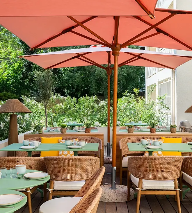 Soléo Prado, terrasse de l’hôtel à Marseille, coin détente lumineux près du boulevard de Louvain.