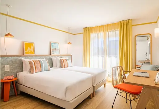 Chambre d'hôtel spacieuse et colorée avec prix préférentiels pour les groupes et les professionnels