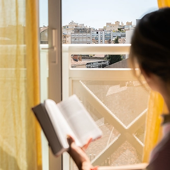 Chambre d'hôtel avec vue à Marseille, agréable pour se détendre et lire un livre.
