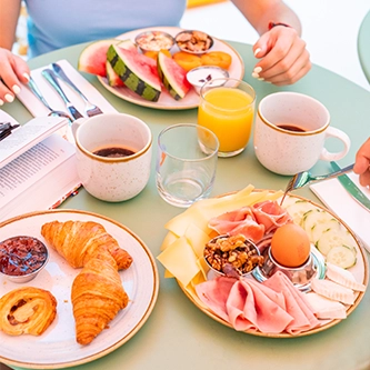 Petit-déjeuner dans hôtel Prado Marseille, à prendre à l'intérieur ou sur la terrasse