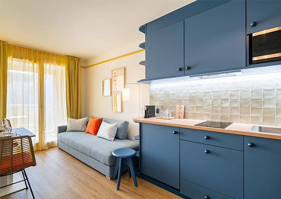 Soléo Prado, apartment in Marseille with living room, bench and fully equipped kitchen, practical near Place Castellane.