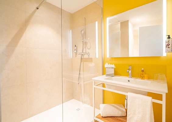 Soléo Prado, hotel shower in Marseille, neat bathroom in the Prado sector.