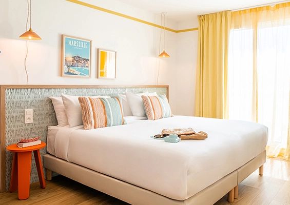 Soléo Prado, colorful headboard in Marseille, original decoration near the Prado beaches.