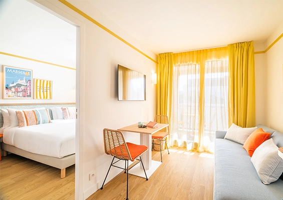 Soléo Prado, Privilege room for 3 people in Marseille, double bedroom and small living room with sofa bed near the Prado beaches.