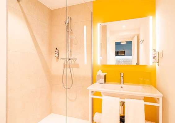 Soléo Prado, hotel bathroom in Marseille with shower and sink, modern comfort in the Prado district near Place Castellane.