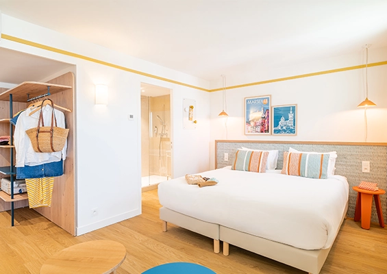 Soléo Prado, Executive room in Marseille with double bed and window, modern comfort near the Boulevard de Louvain in 13008.