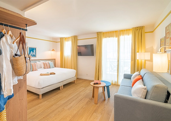 Soléo Prado, headboard of the Executive room in Marseille, neat decorative detail in the Prado district near Place Castellane.