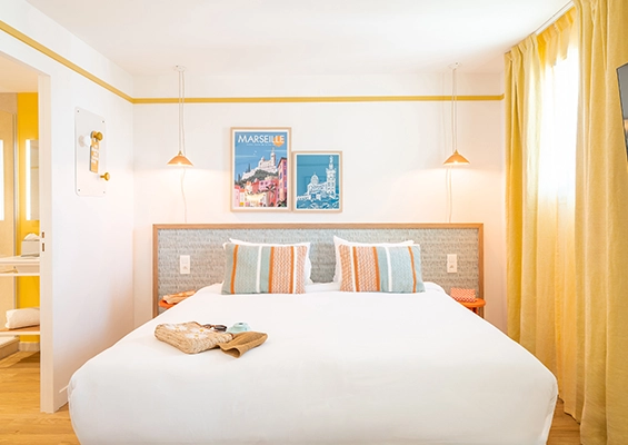 Soléo Prado, decoration with colorful frames in Marseille, original atmosphere in the Prado sector near the beaches.