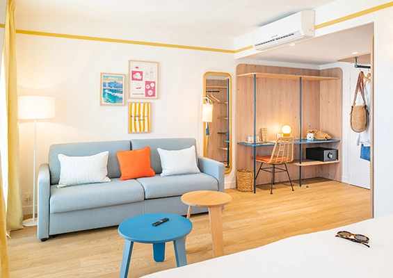 Soléo Prado, balcony in Marseille with two chairs and a yellow table, relaxation area in the 8th arrondissement.