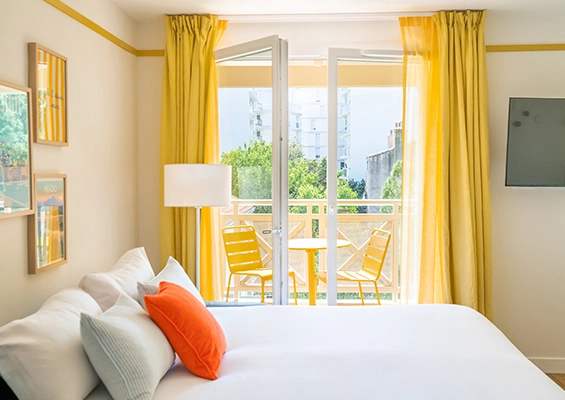 Soléo Prado, bathroom in Marseille with shower and sink, modern equipment near the Prado district.