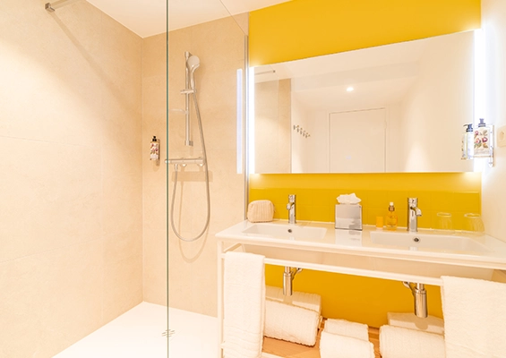 Soléo Prado, hotel bathroom in Marseille with shower and sink, modern comfort in the Prado sector.