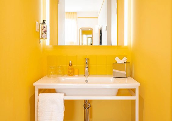 Soléo Prado, hotel in Marseille with armchair and desk, relaxation and work area in the 8th arrondissement.