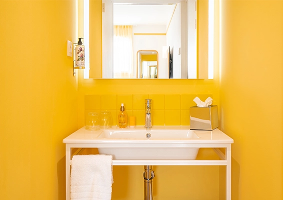 Soléo Prado, shower room and sink in Marseille, neat equipment in the Prado sector of the 8th arrondissement.