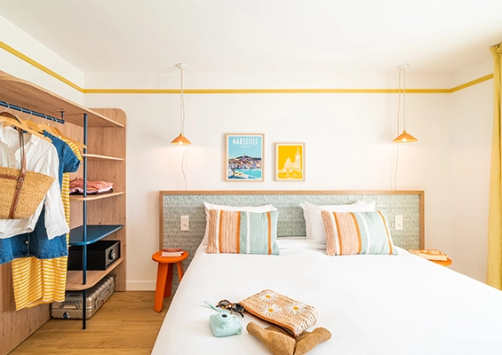 Soléo Prado, hotel room in Marseille with desk and armchair, work and relaxation area near Place Castellane.