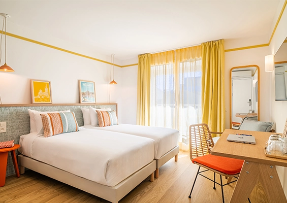 Soléo Prado, Superior room in Marseille with balcony and office, ideal in 13008 near the Boulevard de Louvain.