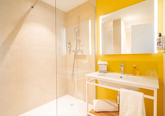 Soléo Prado, bathroom in the Superior room in Marseille, modern shower and sink near the Prado beaches.