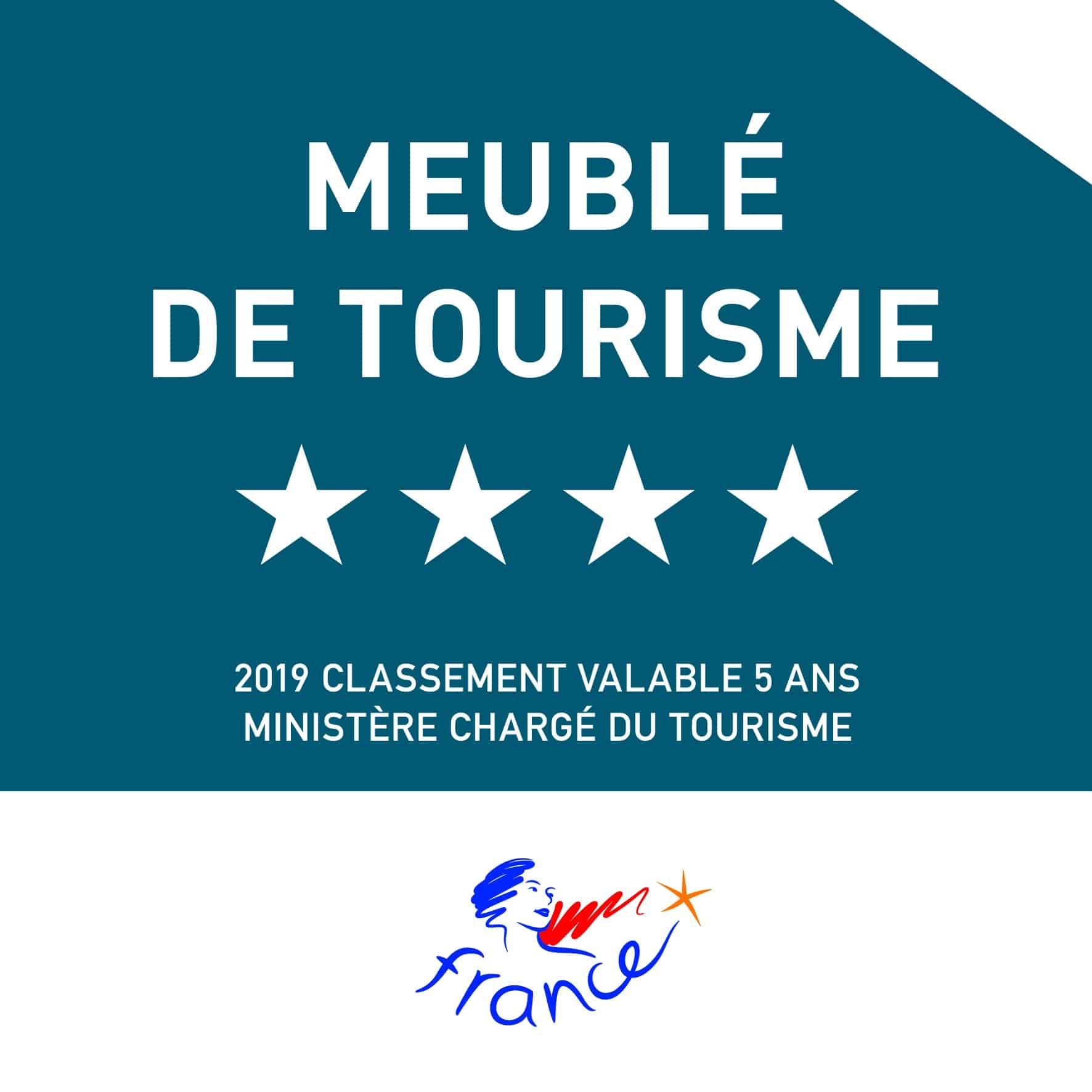 Badge bleu avec texte blanc indiquant 'Meublé de tourisme' et 4 étoiles, suivi de '2019 classement valable 5 ans Ministère chargé du tourisme' avec logo France en bas.