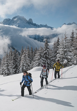 Crédit Photo : Yucca Films skieurs qui skient hôtel heliopic chamonix mont-blanc