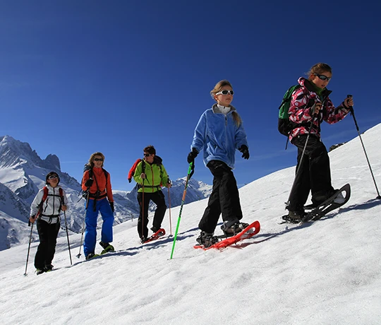 raquettes dans la neige hôtel heliopic chamonix mont-blanc