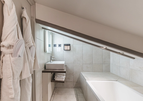 Chambre mansardée baignoire heliopic chamonix mont-blanc