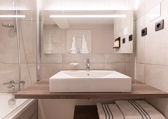 chambre standard salle de bain lavabo heliopic chamonix mont-blanc