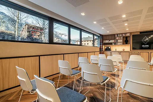 Salle de séminaire agencée en U à l'hôtel Heliopic à Chamonix