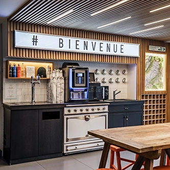 table coworking hôtel heliopic Chamonix Mont-Blanc