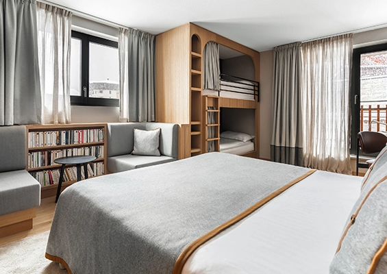 Chambre familiale 3 personnes vue d'ensemble heliopic chamonix mont-blanc