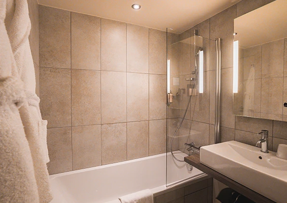 Chambre avec vue non dégagée baignoire heliopic chamonix mont-blanc