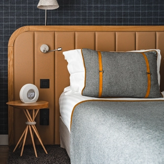 Chambre supérieur de l'hôtel avec lit et table de nuit