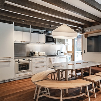 lit dans une chambre hotel heliopic Chamonix Mont-Blanc