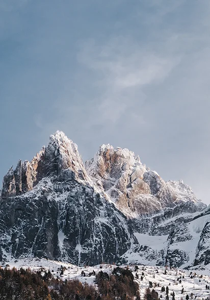 Une des nombreuses aiguilles du massif du Mont-Blanc recouverte de neige sous un soleil doux d'hiver