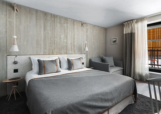 Chambre avec vue non dégagée lit et fenêtre heliopic chamonix mont-blanc