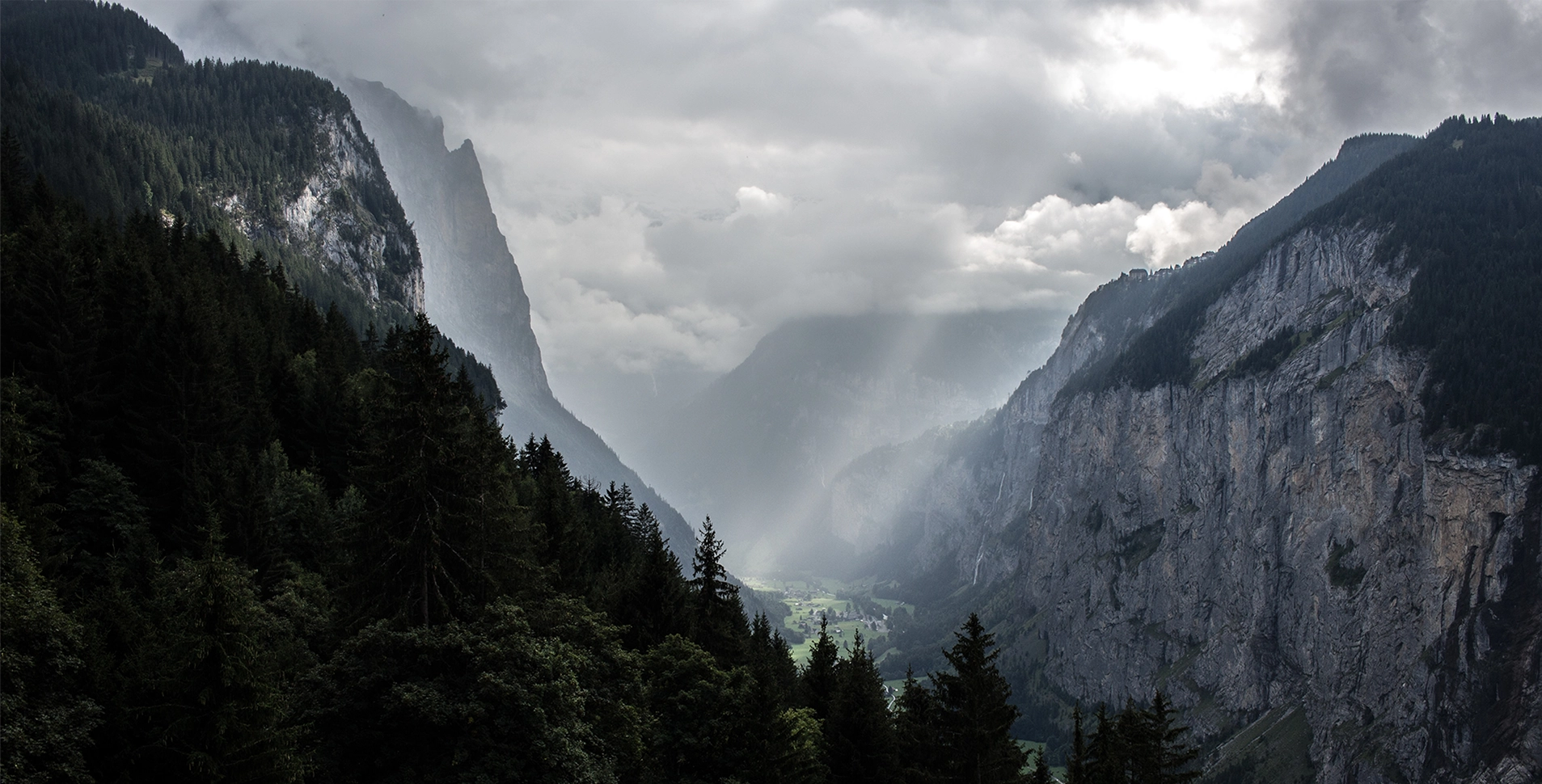 Berge im Regen in Wengen