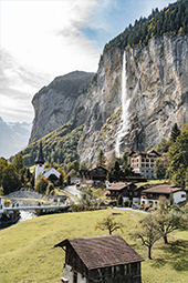 Cascade d'eau depuis le village de Wengen
