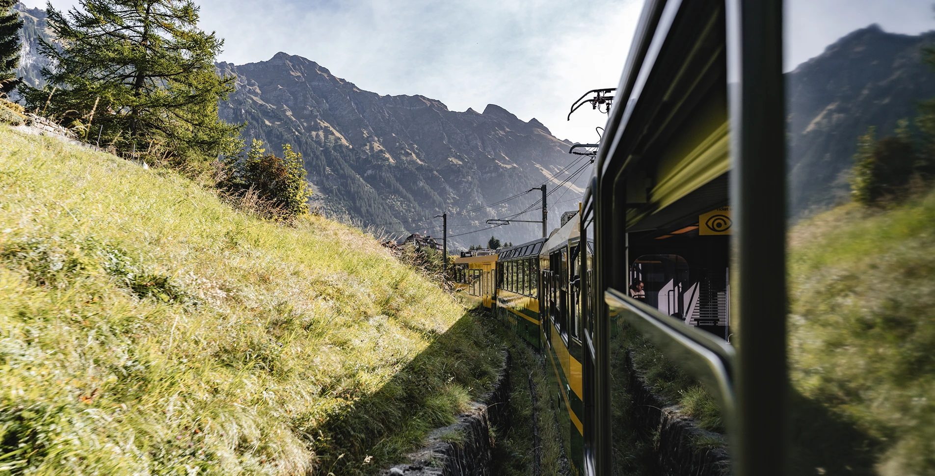 Bahnfahrt in den Alpen nach Wengen