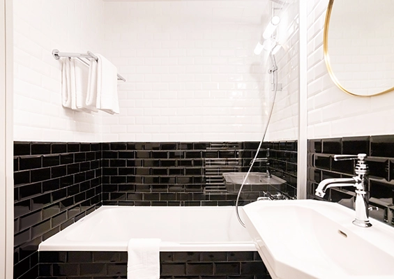 Chambre communicante avec lits superposés vue de la baignoire