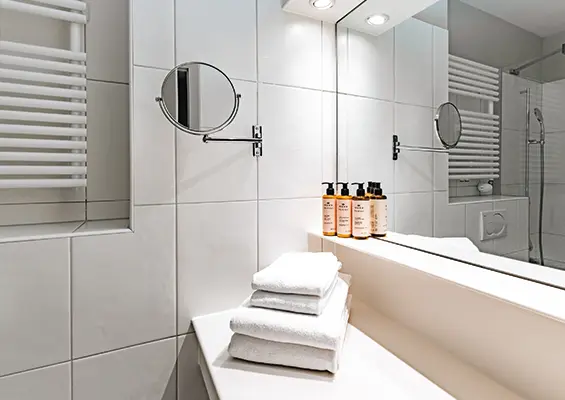 Salle de bain hôtel Braunbär Hotel & Spa miroir et produits nuxe