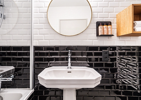 Chambre communicante avec lits superposés vue de la salle de bain