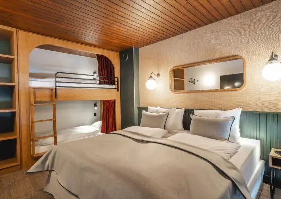 Chambre familiale duplex vue d'ensemble de l'étage Braunbär Hotel à wengen