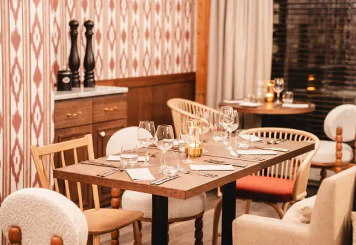 Braunbär Hotel restaurant room in Wengen