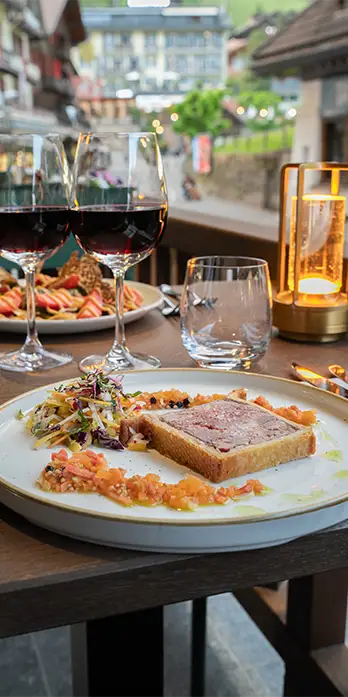 repas en terrasse au restaurant Goldockchen avec un pâté en croute en entrée et des verres de vin rouge
