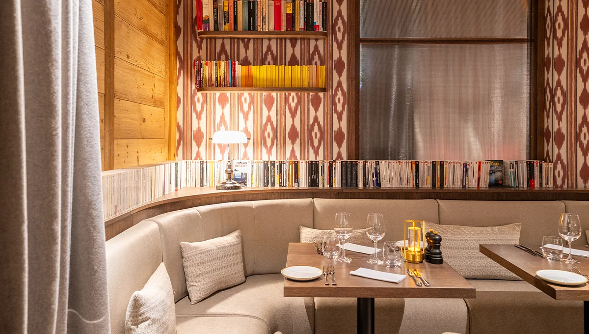 La salle du restaurant Goldlokchen avec son style inspiré des chalets suisses