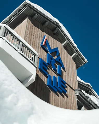 La façade de l'hôtel sous le soleil d'hiver avec au centre le logo de l'hôtel Marielle