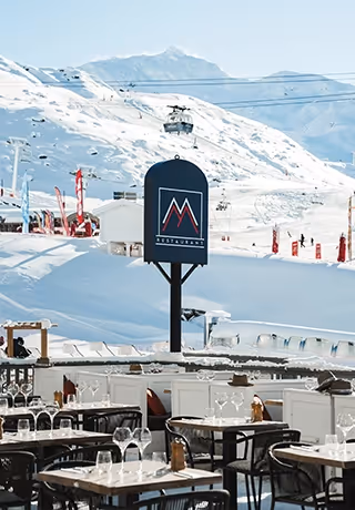 Restaurant le M Restaurant et sa terrasse au pied des pistes de Val thorens