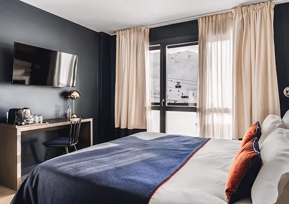 Classic room bed and desk hotel Marielle Val Thorens
