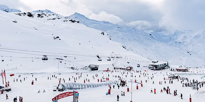 Montagnes enneigée activité ski à Val Thorens